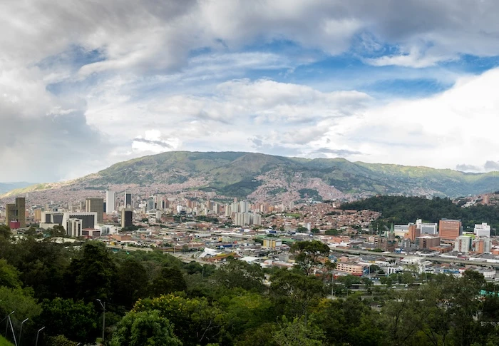Minibodegas seguras en Medellín — U-Storage Ciudad del Río y Puerto Seco